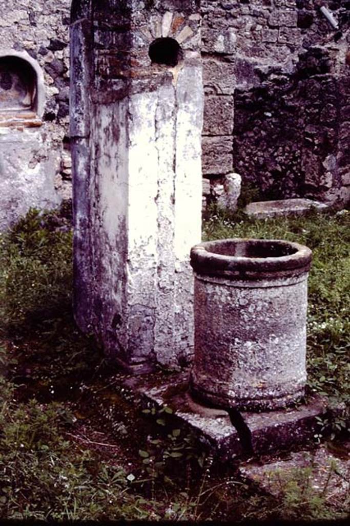 V.1.7 Pompeii. 1984. Room 17, detail of puteal. Source: The Wilhelmina and Stanley A. Jashemski archive in the University of Maryland Library, Special Collections (See collection page) and made available under the Creative Commons Attribution-Non Commercial License v.4. See Licence and use details. J84f0027