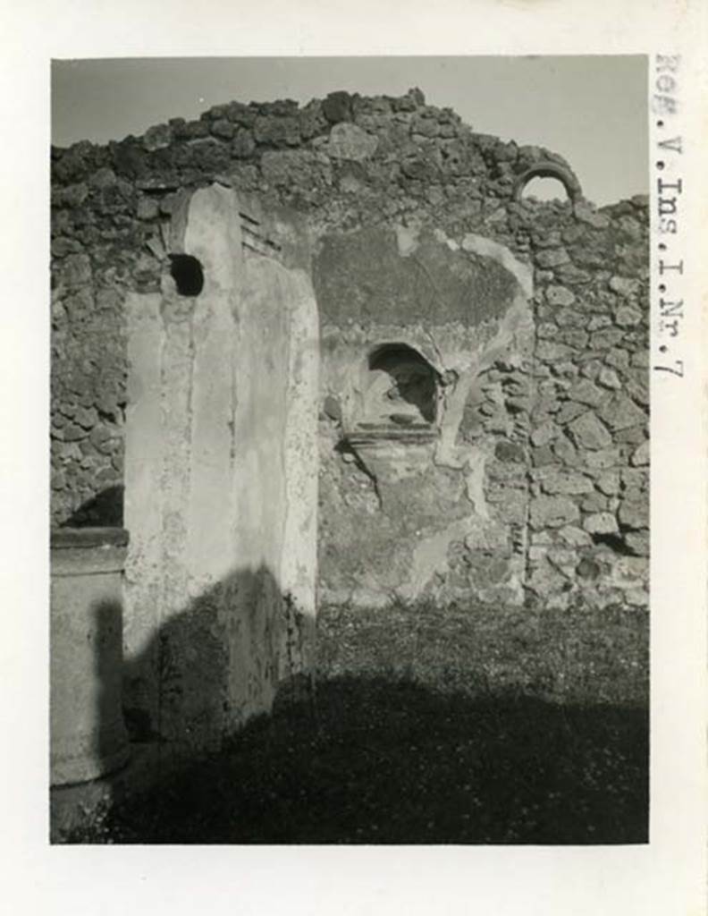 V.1.7 Pompeii. 1937-39. Looking east across peristyle. Photo courtesy of American Academy in Rome, Photographic Archive.  Warsher collection no. 1583