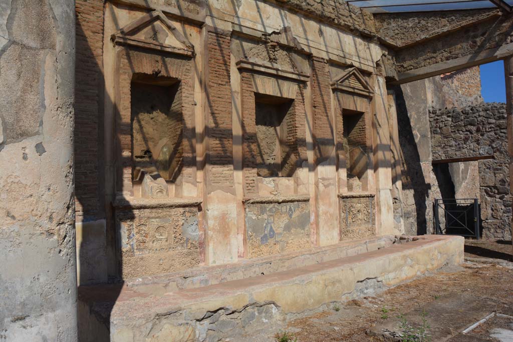 V.1.7 Pompeii. October 2019. Room 17, looking east across water feature on peristyle towards rear entrance at V.1.9, on right.
Foto Annette Haug, ERC Grant 681269 DÉCOR.