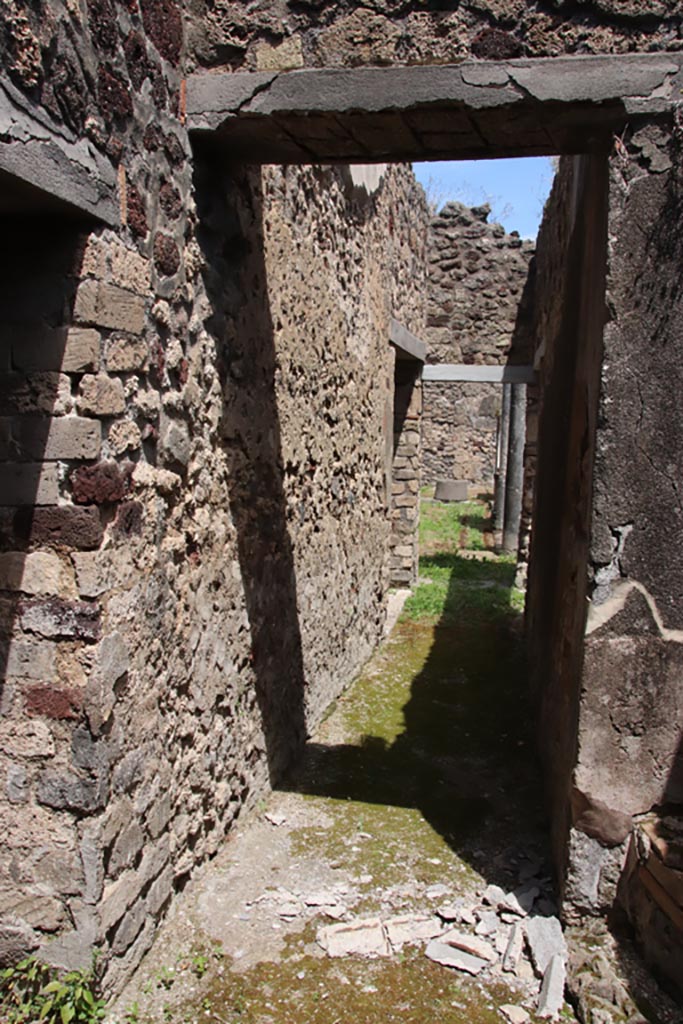 V.1.7 Pompeii. May 2024. 
Corridor (h1) with two doorways into room “g”, looking east. Photo courtesy of Klaus Heese.