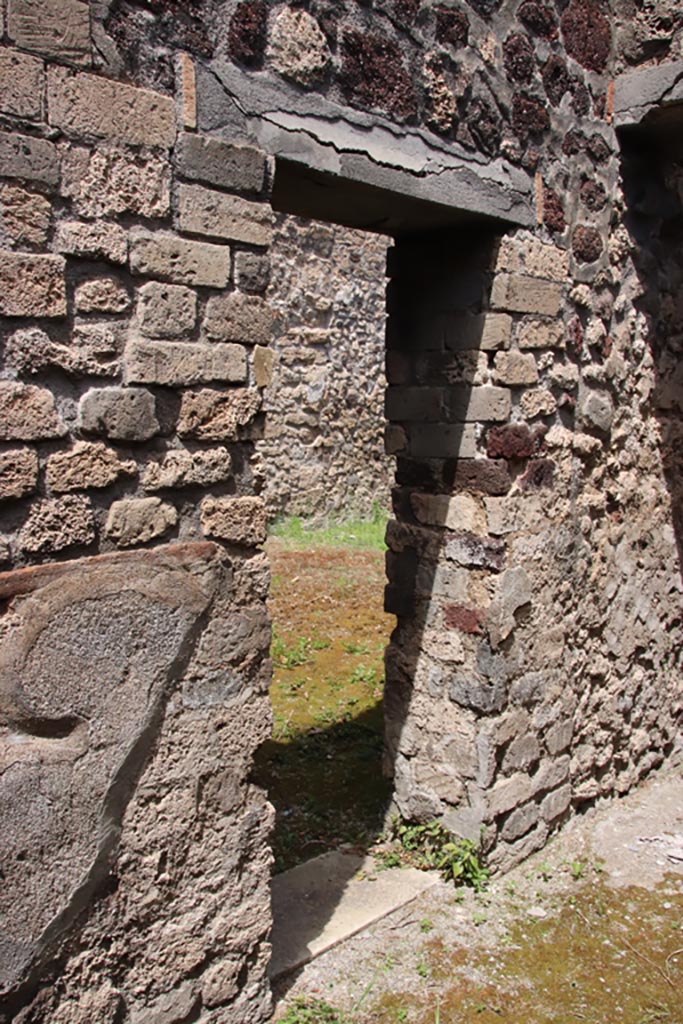 V.1.7 Pompeii. May 2024. 
Corridor (h1), doorway in north wall into room “g”. Photo courtesy of Klaus Heese.