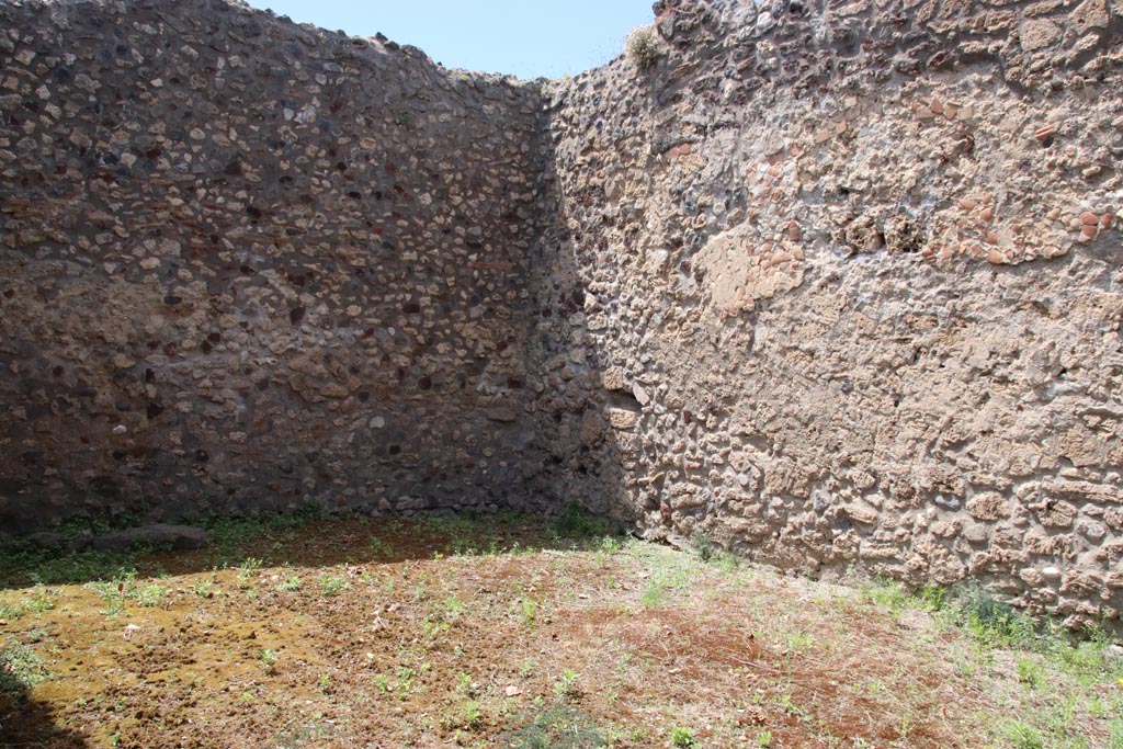 V.1.7 Pompeii. May 2024. Room “g”, looking towards north-west corner, and north wall at west end. Photo courtesy of Klaus Heese.
