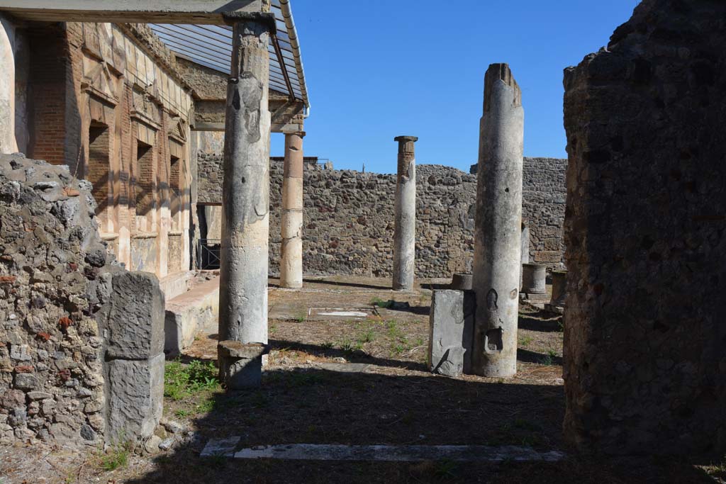 V.1.7 Pompeii. October 2019. Room 24, looking east across threshold of doorway towards peristyle.
Foto Annette Haug, ERC Grant 681269 DÉCOR.