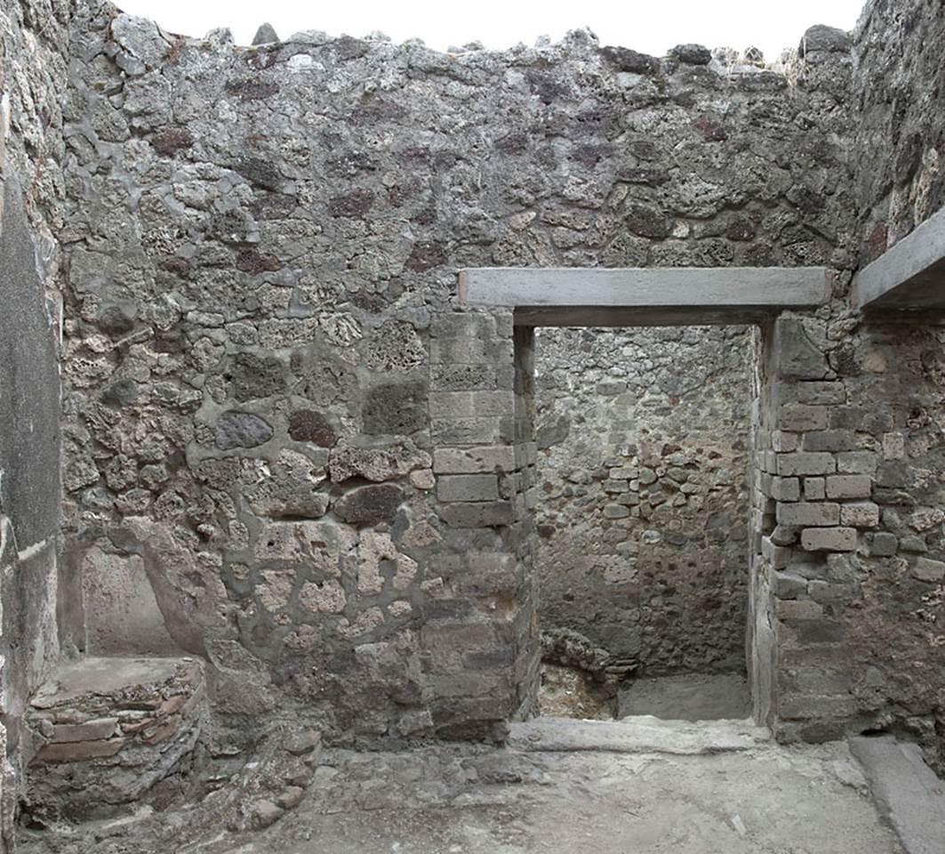 V.1.7 Pompeii. c.2005-7.  
Room “h”, looking south to doorway to room “i”. Photo by Hans Thorwid. 
Photo courtesy of the Swedish Pompeii Project.