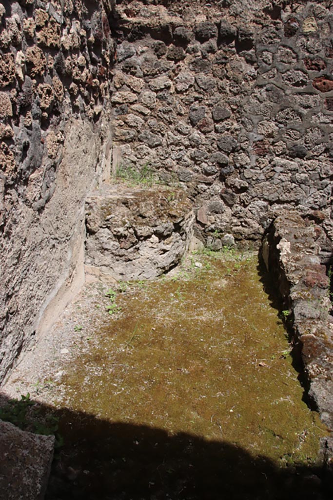 V.1.7 Pompeii. May 2024. 
Room “i”, pedestal on east side of storeroom. Photo courtesy of Klaus Heese.