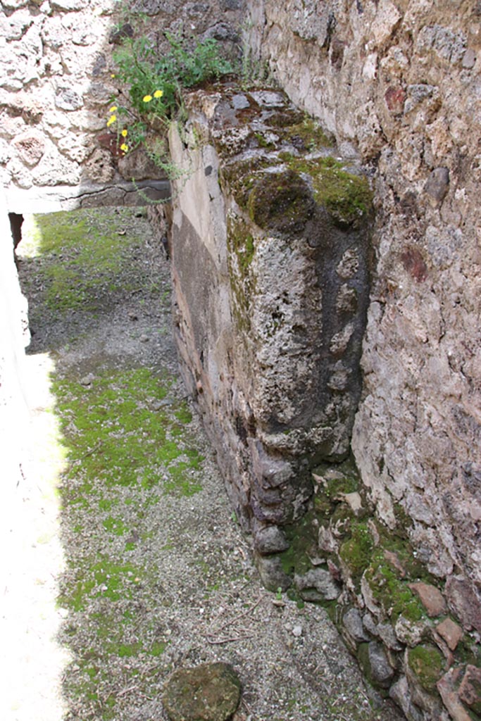 .1.7 Pompeii. May 2024. 
Room “i”, detail from south side of ramp, leading to cellars under room ”f”. Photo courtesy of Klaus Heese.