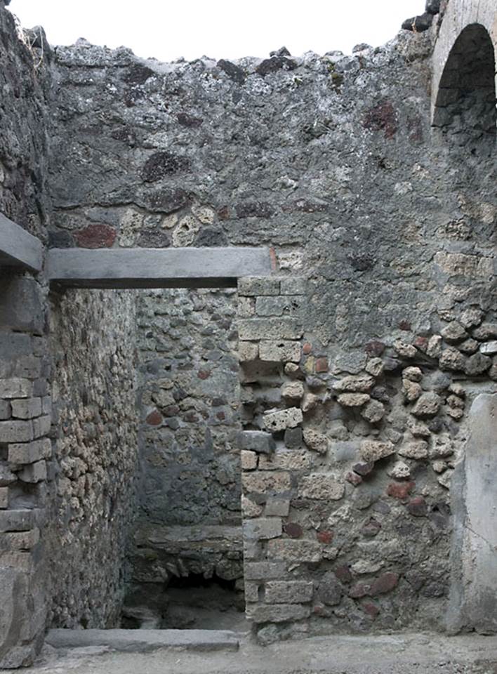 V.1.7 Pompeii. c.2005-7. 
Room “h”, looking west towards doorway into kitchen, room l (L). Photo by Hans Thorwid. 
Photo courtesy of the Swedish Pompeii Project.
