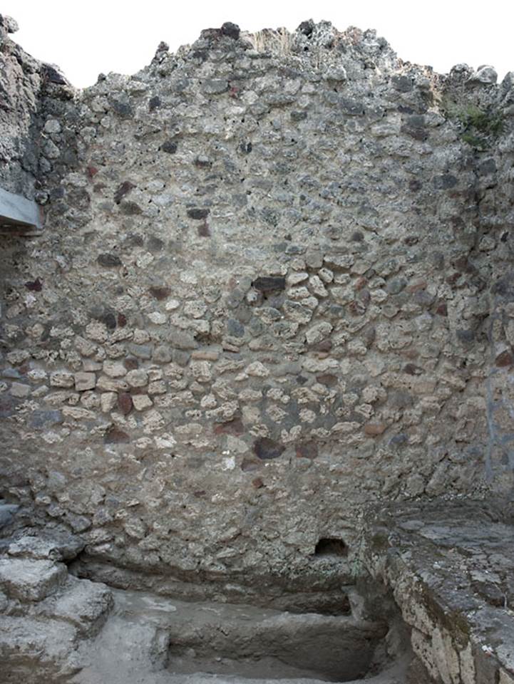 V.1.7 Pompeii. c.2009. 
Room “l” (L), looking towards south wall. Photo by Hans Thorwid. 
Photo courtesy of the Swedish Pompeii Project.