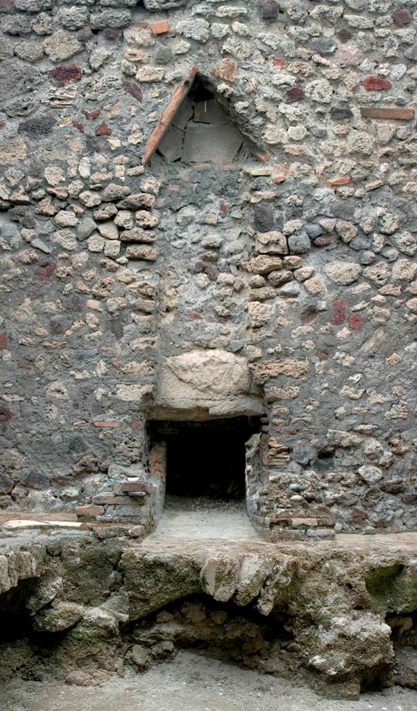 V.1.7 Pompeii. c.2009. 
Room “l” (L), looking towards north wall. Photo by Hans Thorwid. 
“Praefurnium: on the central part of the northern bench, the praefurnium is situated, serving for the heating of the floor and walls of the adjacent caldarium 20.”, 
Photo and words courtesy of the Swedish Pompeii Project.