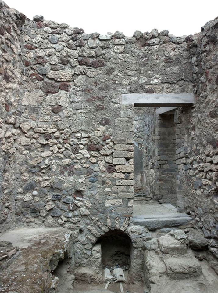 V.1.7 Pompeii. c.2009. 
Room “l” (L), looking towards east wall with doorway to room “h”. Photo by Hans Thorwid. 
Photo courtesy of the Swedish Pompeii Project.
