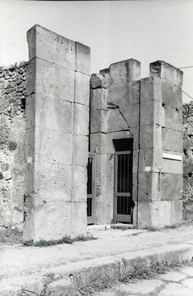 V.1.7 Pompeii. 1975. House of the Bull, tufa façade.  Photo courtesy of Anne Laidlaw.
American Academy in Rome, Photographic Archive. Laidlaw collection _P_75_4_2.