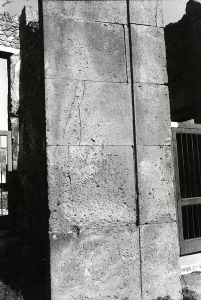 V.1.7 Pompeii. 1974. House of the Bull, tufa façade, section to left (west side) of entrance.  Photo courtesy of Anne Laidlaw.
American Academy in Rome, Photographic Archive. Laidlaw collection _P_74_4_19.