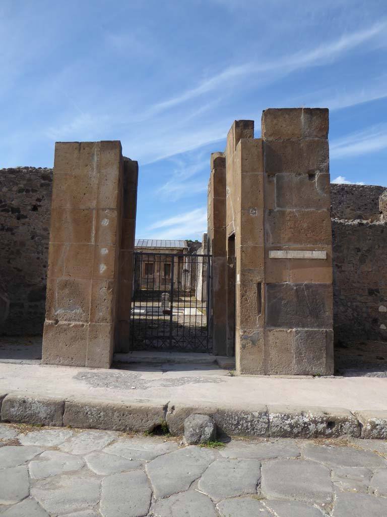 V.1.7 Pompeii. September 2017. Looking through entrance doorway on north side of Via di Nola.
Foto Annette Haug, ERC Grant 681269 DÉCOR.