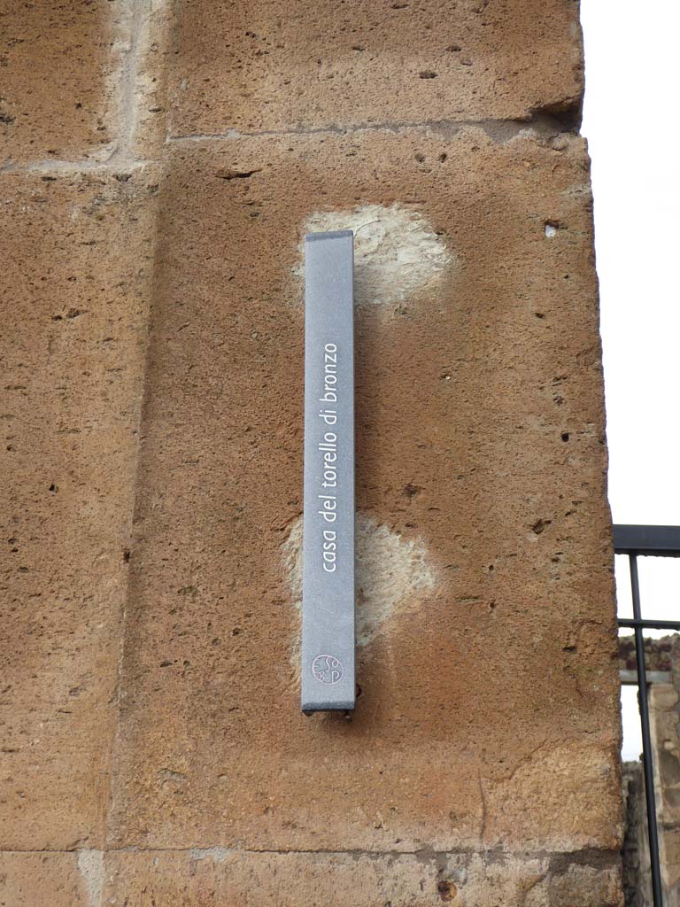 V.1.7 Pompeii. January 2017. Name plaque on west side of doorway.
Foto Annette Haug, ERC Grant 681269 DÉCOR.