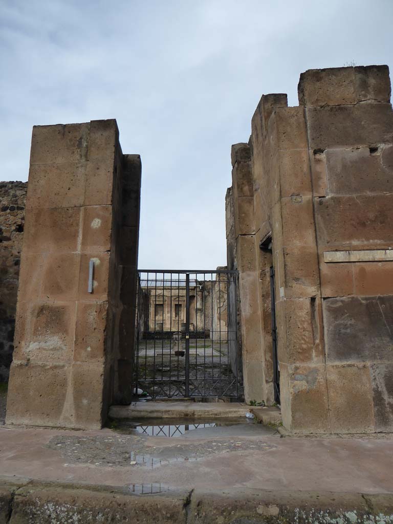 V.1.7 Pompeii. January 2017. Looking through entrance doorway on north side of Via di Nola.
Foto Annette Haug, ERC Grant 681269 DÉCOR.