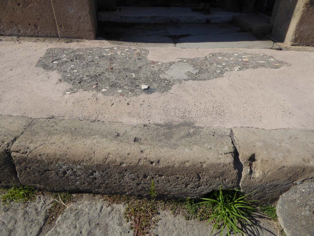 V.1.7 Pompeii. September 2018. Detail of pavement outside of entrance doorway on north side of Via di Nola.
Foto Annette Haug, ERC Grant 681269 DÉCOR.