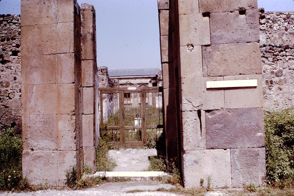 V.1.7 Pompeii. 1964. Looking north through entrance doorway. Photo by Stanley A. Jashemski.
Source: The Wilhelmina and Stanley A. Jashemski archive in the University of Maryland Library, Special Collections (See collection page) and made available under the Creative Commons Attribution-Non-Commercial License v.4. See Licence and use details.
J64f1095