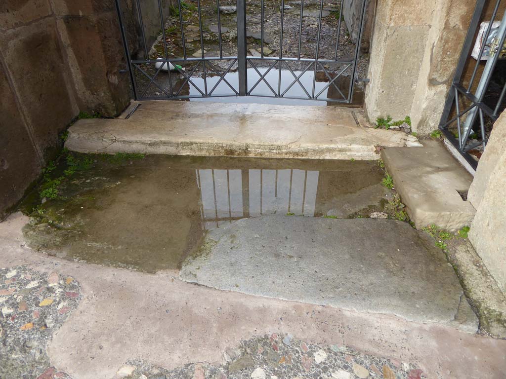 V.1.7 Pompeii. January 2017. Doorway thresholds, the doorway to the small room is on the right.
Foto Annette Haug, ERC Grant 681269 DÉCOR.