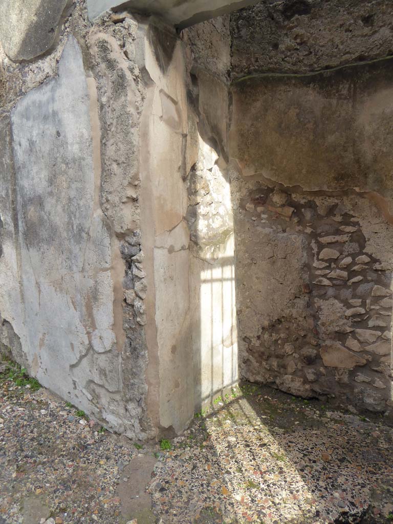 V.1.7 Pompeii. January 2017. 
Looking north-east towards north end of small room on east side of entrance corridor.
Foto Annette Haug, ERC Grant 681269 DÉCOR.