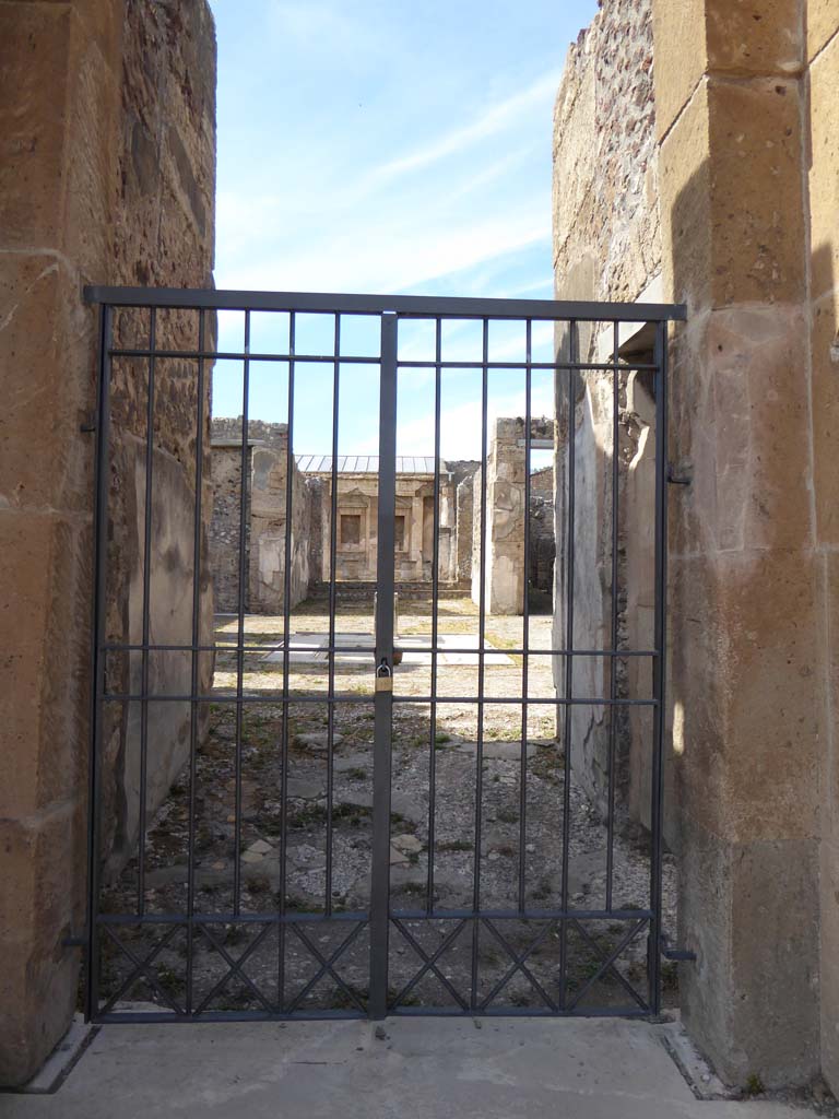 V.1.7 Pompeii. September 2017. Looking north through doorway towards entrance corridor and atrium.
Foto Annette Haug, ERC Grant 681269 DÉCOR.