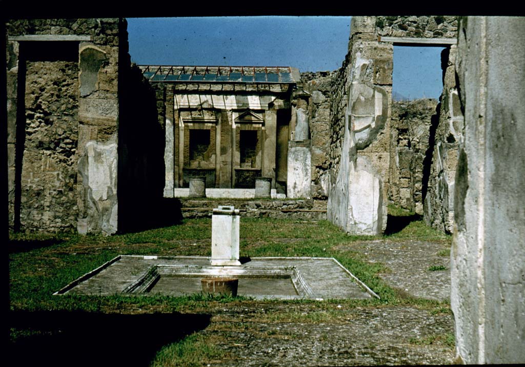 V.1.7 Pompeii. Atrium and impluvium, looking north through tablinum to peristyle.
Photographed 1970-79 by Günther Einhorn, picture courtesy of his son Ralf Einhorn.