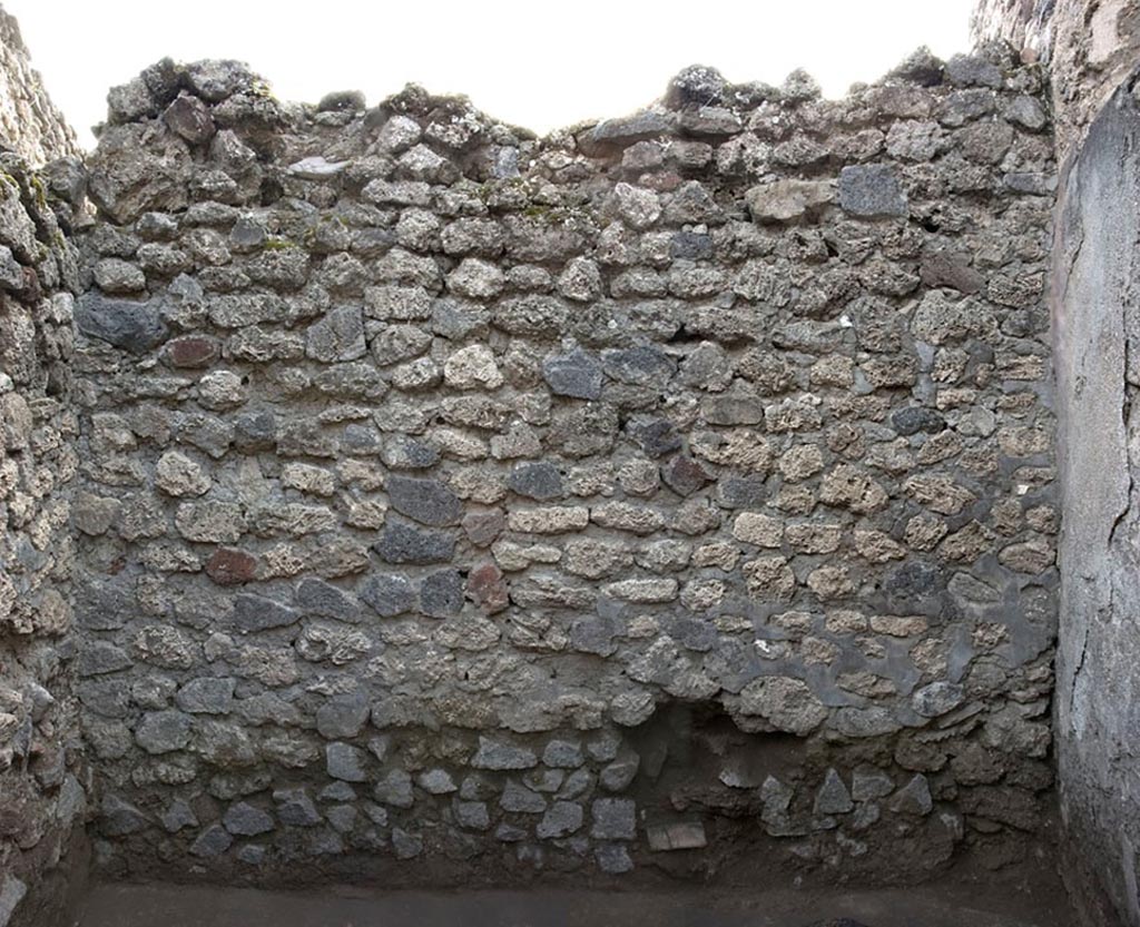 V.1.11 Pompeii. c.2005-7?  Room “v”, west wall. Photo by Hans Thorwid.
Photo courtesy of The Swedish Pompeii Project.