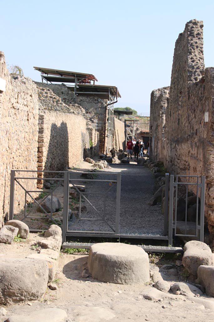 V.6 Pompeii, on left. October 2023. 
Vicolo delle Nozze d’Argento, looking east, with side wall of V.1.13, on right. Photo courtesy of Klaus Heese.