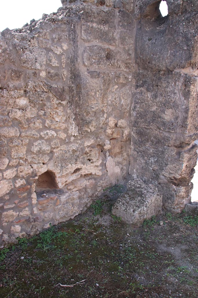 V.1.13 Pompeii. October 2023. 
South-west corner of bar-room, with arched lararium niche. Photo courtesy of Klaus Heese.