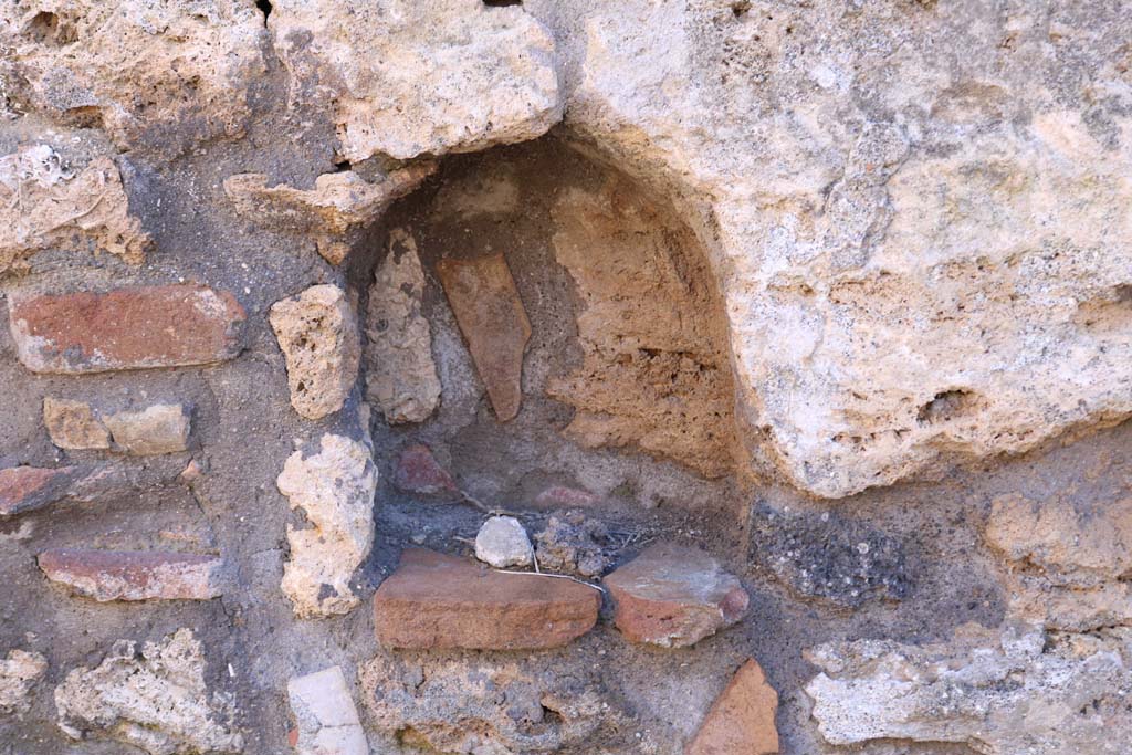 V.1.13 Pompeii. December 2018. Arched niche in south wall of bar-room. Photo courtesy of Aude Durand.