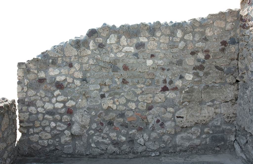 V.1.13 Pompeii. 2012.  West wall of room “e”. Photo by Hans Thorwid. 
Photo courtesy of the Swedish Pompeii Project.