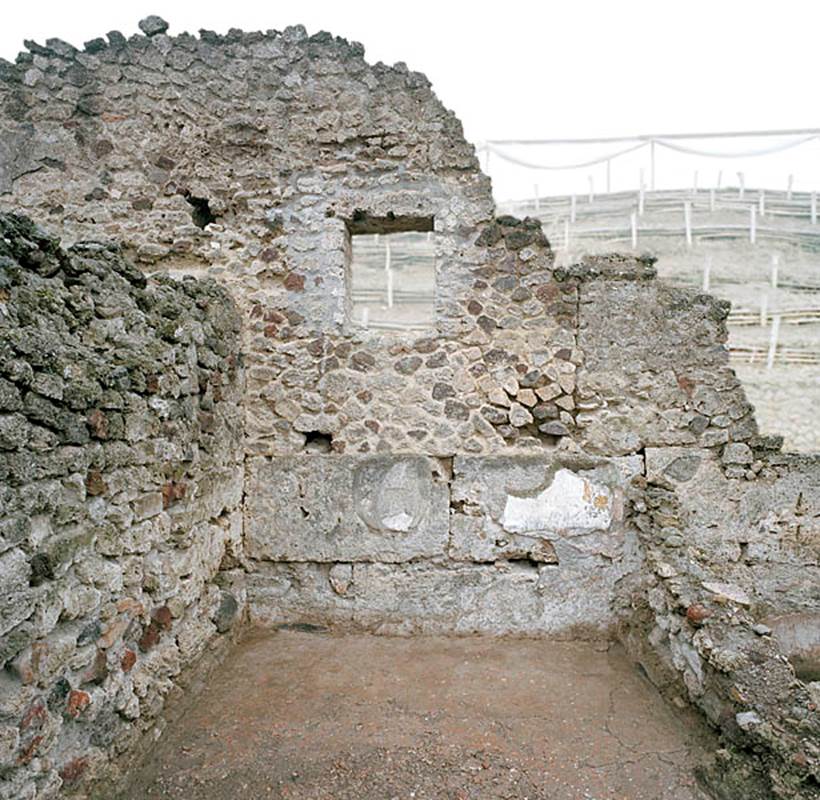 V.1.13 Pompeii. Pre 2012. North wall of room “e”. Photo by Hans Thorwid. 
Photo courtesy of the Swedish Pompeii Project.
