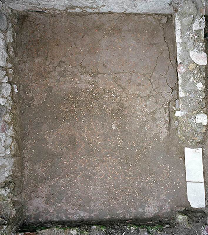 V.1.13 Pompeii. Post 2005.
Cocciopesto flooring in room “e”. Photo by Hans Thorwid. 
Photo courtesy of the Swedish Pompeii Project.