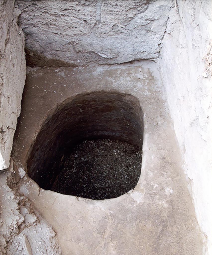 V.1.13 Pompeii. c.2008. 
Well, built in the north-east corner of rear room “f”. 
Photo by Hans Thorwid. 
Photo courtesy of the Swedish Pompeii Project.