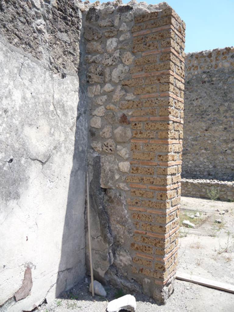 V.1.15 Pompeii. July 2008. South-east corner of cubiculum. Photo courtesy of Jared Benton.