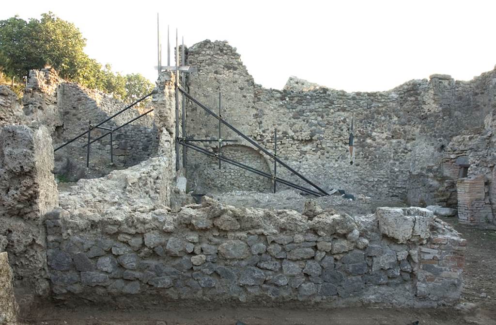 V.1.15 Pompeii. Pre 2008.   
East wall of ala, before restoration, “badly damaged presumably in 1943.” Photo by Hans Thorwid. 
Photo and words courtesy of the Swedish Pompeii Project.
