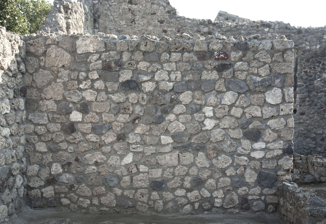 V.1.15 Pompeii. Post 2008. East wall of room “g”. Photo by Hans Thorwid.  
“The east wall after rebuilding in 2008. Not a single stone of the original wall is visible.” 
“The wall was completely rebuilt in 2008. The filled-in window was not included in the reconstruction.”
Photo and words courtesy of the Swedish Pompeii Project.