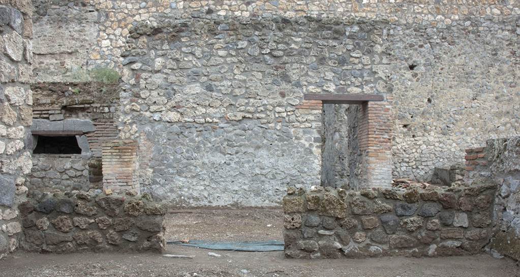 V.1.15 Pompeii. Post 2008.  Room “g”, south wall. Photo by Hans Thorwid.  
“South wall after restoration in 2008, with door opening wrongly constructed as located in the centre of the wall.”
Photo and words courtesy of the Swedish Pompeii Project.