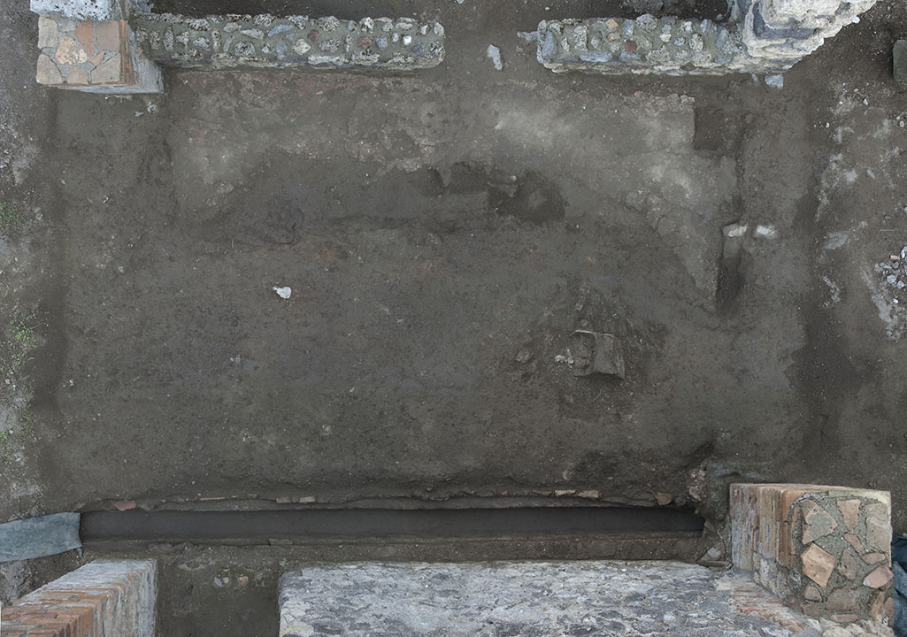 V.1.15 Pompeii. Post 2008. 
Looking down to flooring in tablinum, with north wall at top of photo. Photo by Henrik Boman.  
Photo courtesy of the Swedish Pompeii Project.