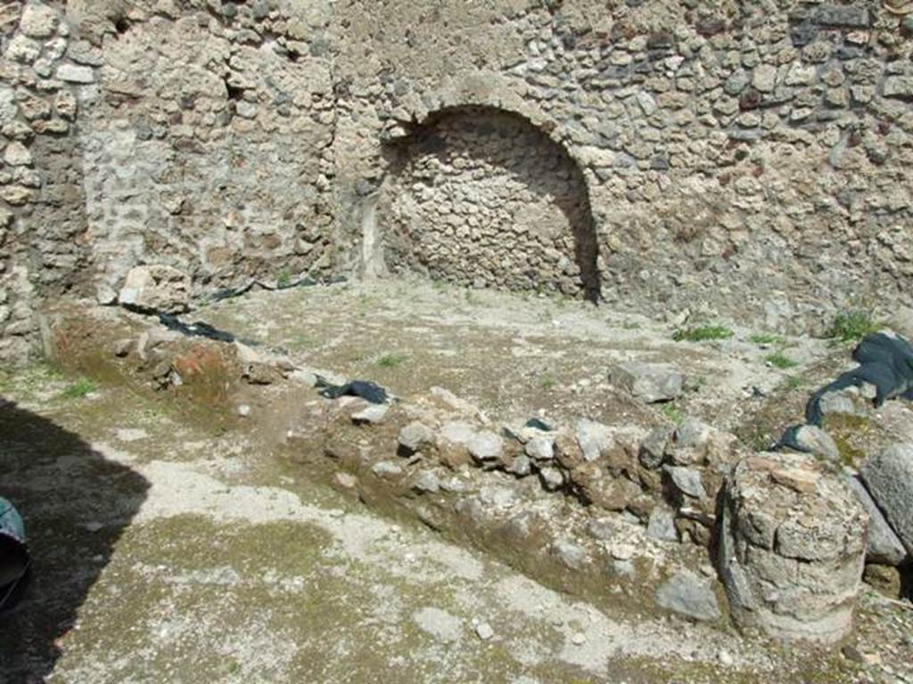 V.1.15 Pompeii. April 2009.  Small garden in north east corner, and remains of one of the columns for supporting the Portico.