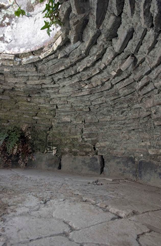 V.1.15 Pompeii. c.2005-2012. Interior of oven.
“The dome of the chamber is built in brick, on a foundation of raised lava stones, and it is finished with half of a dolium at the top.”
Photo by Hans Thorwid. 
Photo and words courtesy of the Swedish Pompeii Project.