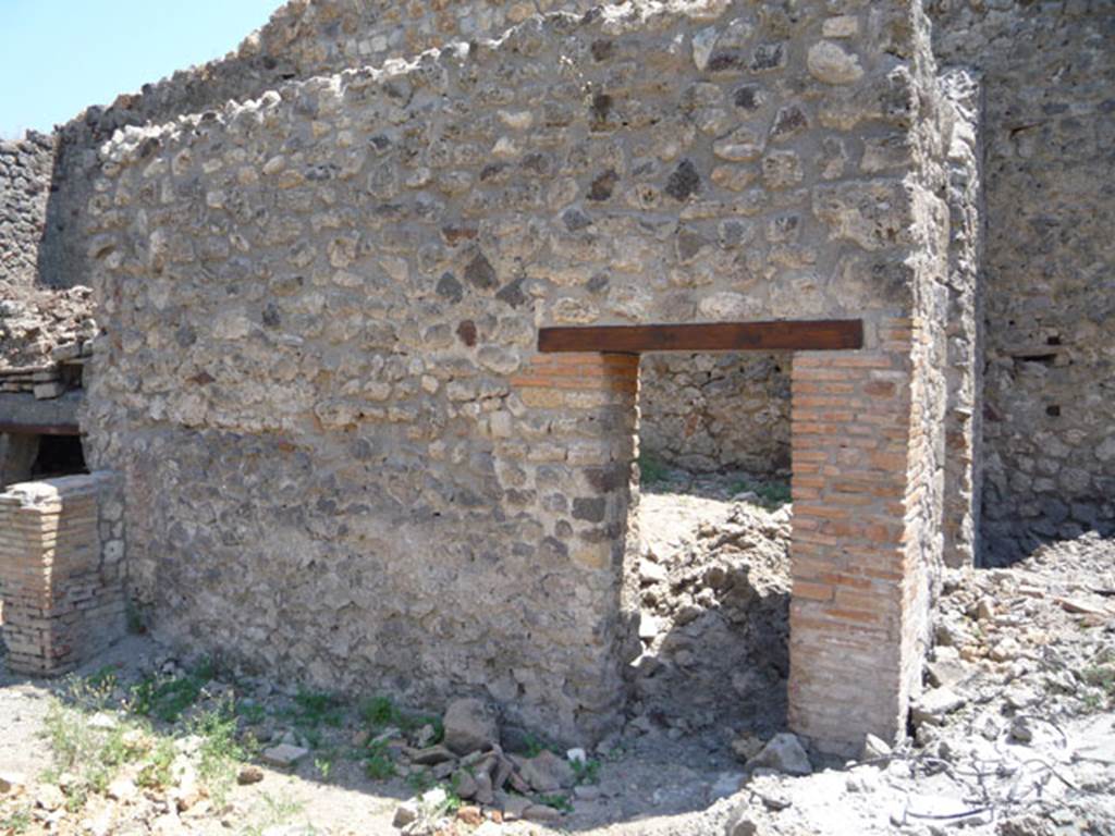 V.1.15 Pompeii. July 2008. Doorway to room on west side of oven on south side of tablinum. Photo courtesy of Jared Benton.