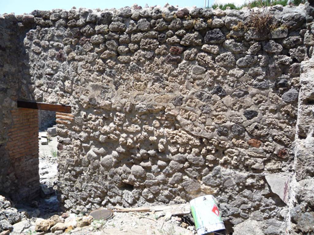 V.1.15 Pompeii. July 2008. Looking towards north wall, the oven wall is on the right. Photo courtesy of Jared Benton.