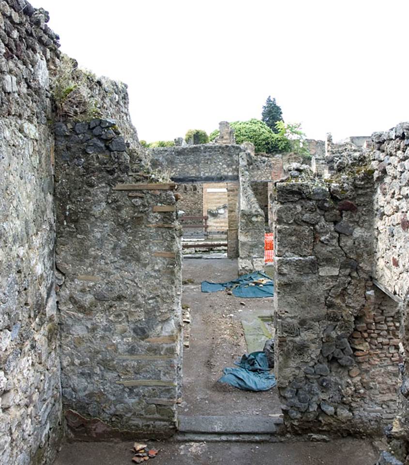 V.1.15 Pompeii. c.2012.  
“West wall of room “f”, with doorway into atrium. Photo by Hans Thorwid.
Photo courtesy of the Swedish Pompeii Project.
