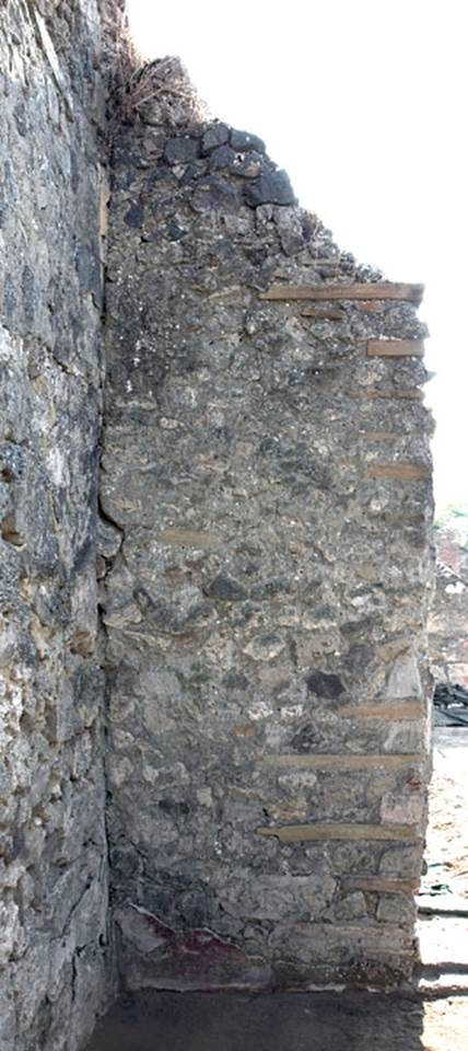 V.1.15 Pompeii. c.2012.  
“West wall in south-west corner, with doorway into atrium.” Photo by Hans Thorwid.
Photo courtesy of the Swedish Pompeii Project.