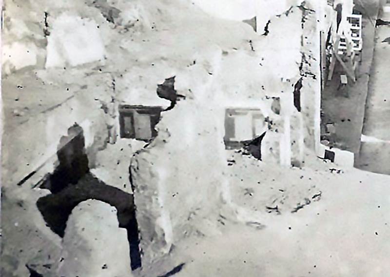 VI.1.16 Pompeii. c.1880s. Looking south. V.1 is still being excavated. 
Detail from photo courtesy of Rick Bauer.
According to Mau, 
The shop at 16 that was linked with the atrium by a doorway without shutters, was quite coarse. 
It had a floor of opus Signinum, in which was embedded towards the door, a slab of marble with square hole to put the beam used to close the door in.  
The walls as high as 1.50m were covered with plaster coloured as flesh, with white above.
On the lower part of the entrance wall, to the right of where one entered, one saw some boats roughly painted in red, on the right wall was a painted peacock.
See BdI, 1877, July, p.129.