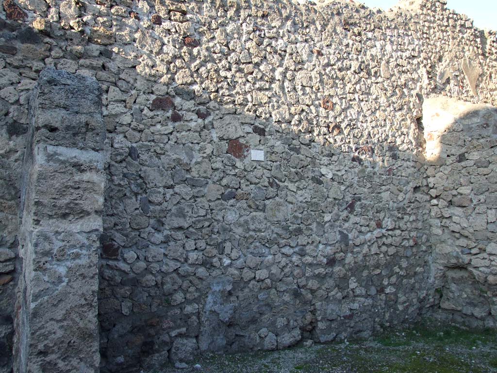 V.1.17 Pompeii. December 2006. North wall.  Site of staircase. The stairs were destroyed, with the north wall, by the bombing in 1943.
See Garcia y Garcia, L., 2006. Danni di guerra a Pompei. Rome: L’Erma di Bretschneider. (p.61)
According to CTP’s survey, “the stairs on the north wall are now quite obliterated, by the aerial bombing”.
See Van der Poel, H. B., 1986. Corpus Topographicum Pompeianum, Part IIIA. Austin: University of Texas. (p.70).
