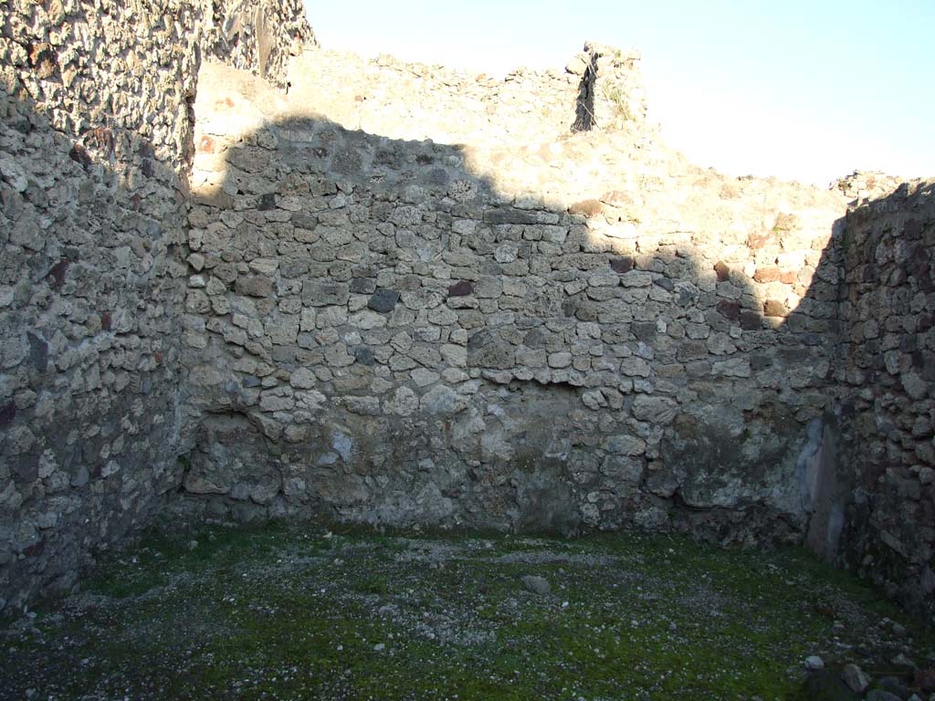V.1.17 Pompeii. December 2006. East wall of shop.
According to Mau, in Bullettino dell’Instituto di Corrispondenza Archeologica (DAIR), 1877, July, (p.97) - 
The workshop at number 17 was without interest; without a podium, and against the left wall had the stairs to an upper room.
In the rear wall was a graffito: LVCIVS.