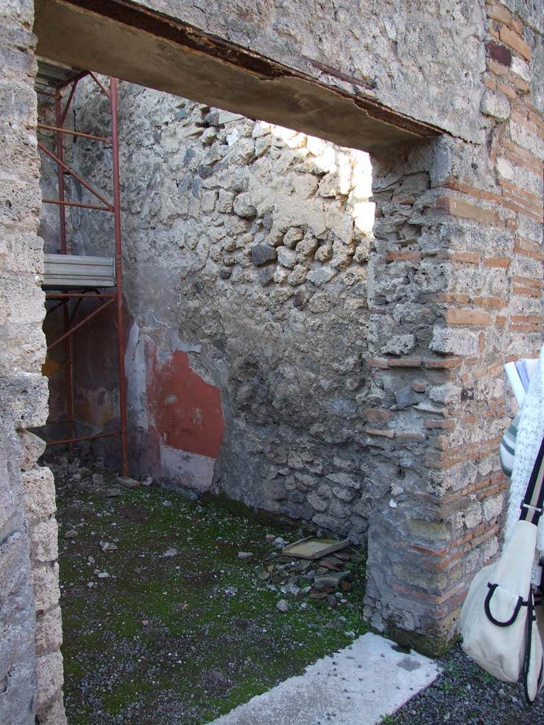 V.1.18 Pompeii. December 2007. 
Doorway to room “l” on north side of corridor “h”, looking north-west from south portico, towards north wall.