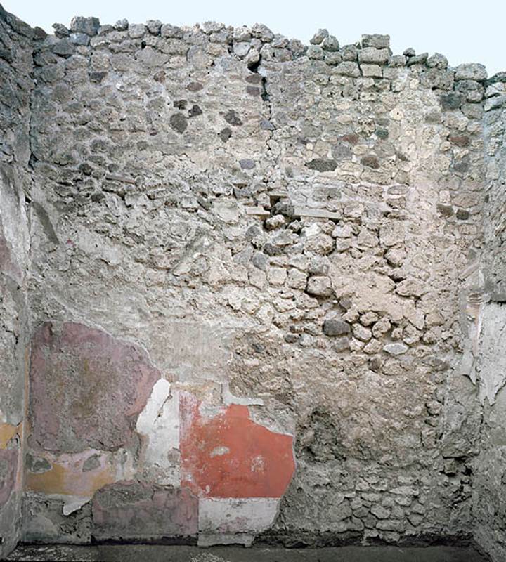 V.1.18 Pompeii. c.2005-2008.  
Room “l” (L), looking towards north wall. Photo by Hans Thorwid.
Photo courtesy of The Swedish Pompeii Project.