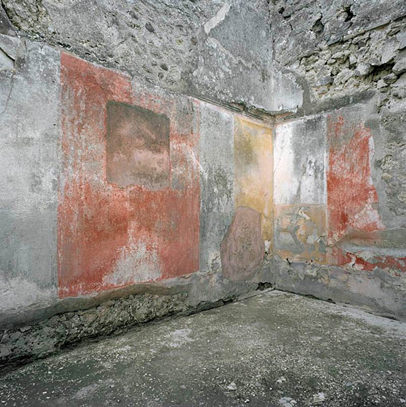 V.1.18 Pompeii. c.2005-2008.  
Room “l” (L), looking towards south-west corner. Photo by Hans Thorwid.
Photo courtesy of The Swedish Pompeii Project.